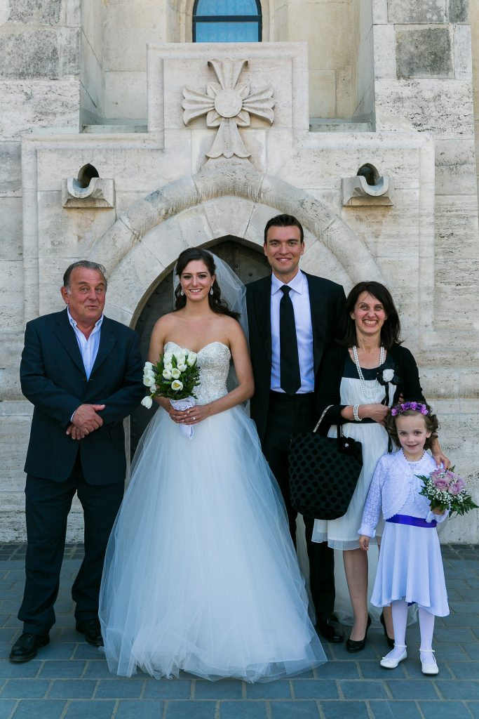 Fábry Sándor esküvői csoportképen a Mátyás templomban - Birta Fotó