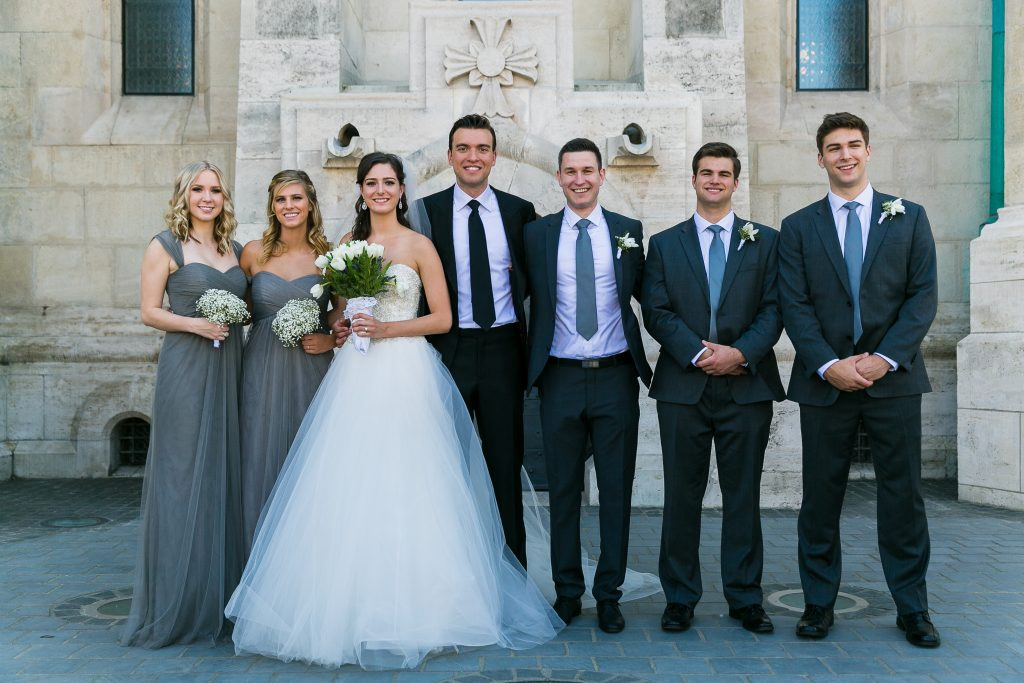 Mátyás templom esküvői csoportkép koszoruslányokkal - Birta Fotó