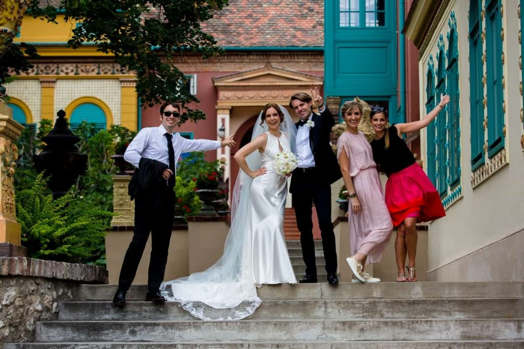 vicces csoportkep eskuvoi fotozas birta foto 1